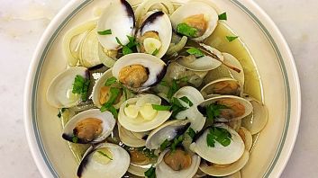 Cooked White Clam Whole Shell
