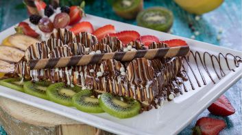fruitsalad_waffle_with_fruits_and_chocolate