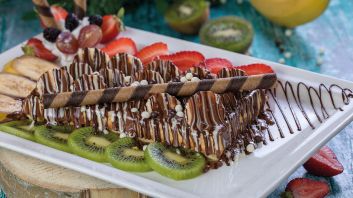 fruitsalad_waffle_with_fruits_and_chocolate