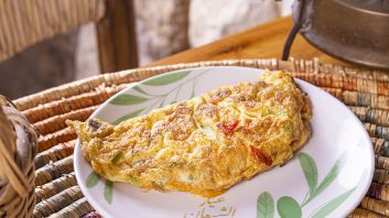 Eggs Qalayeh With Vegetables and Cheese