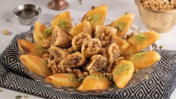 Qatayef with walnuts