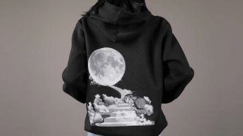 Out of Canvas - Black Hoodie نحنا والقمر جيران