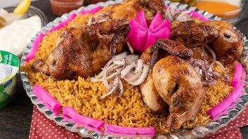 Two chickens on Sidr rice